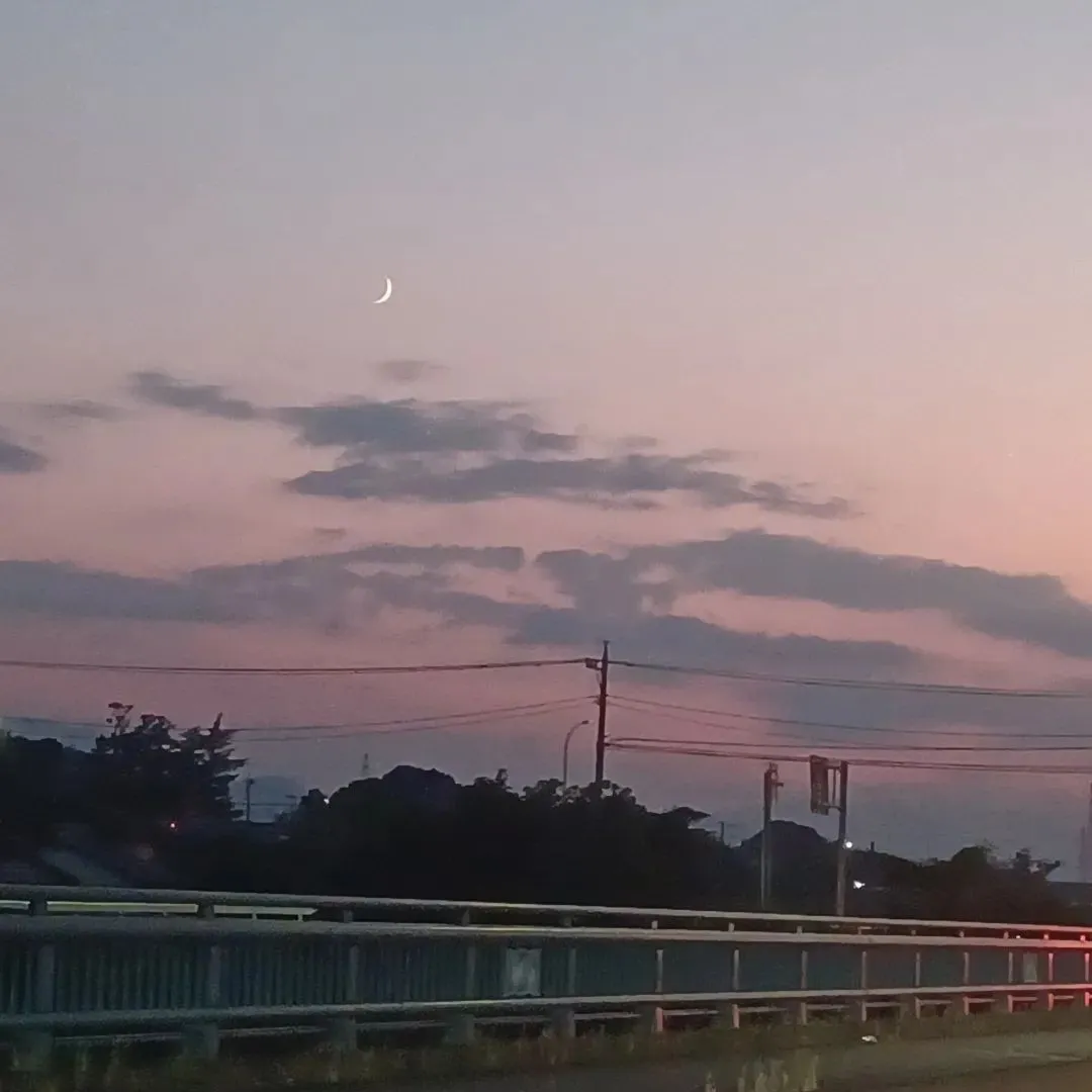 訪問看護から帰る19時　三日月🌙