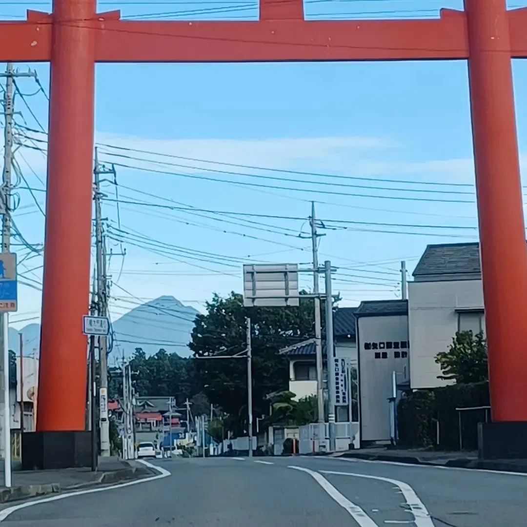 少林山だるま橋からの浅間山と八幡宮鳥居